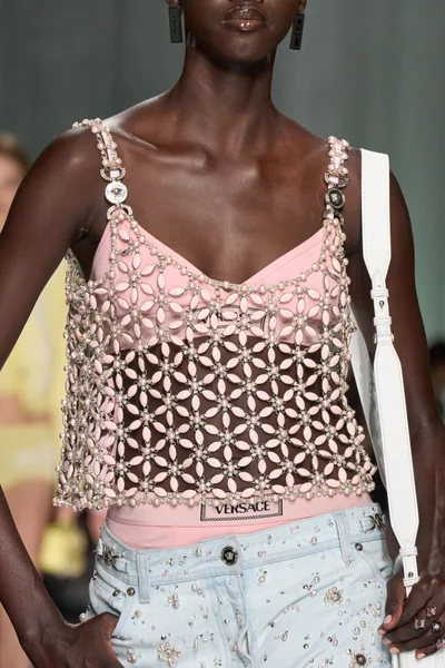Look 99